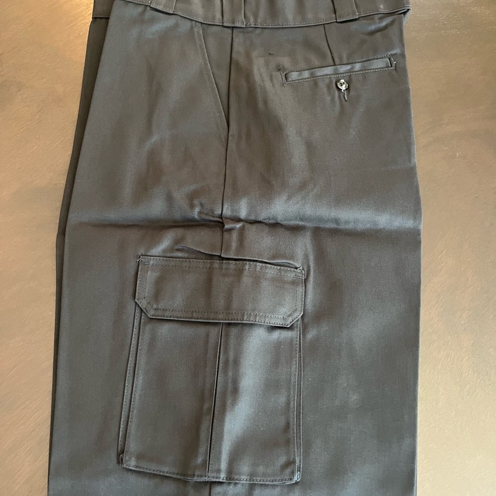 NWT Dickies Black Loose Fit Cargo Short sz 36 13” inseam